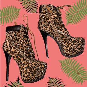 Breckelles 6” cheetah print gold stud booties